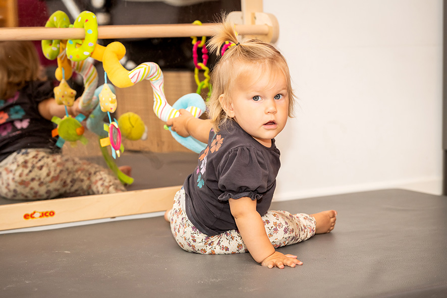 baby knuffel spelen herfst binnen klein