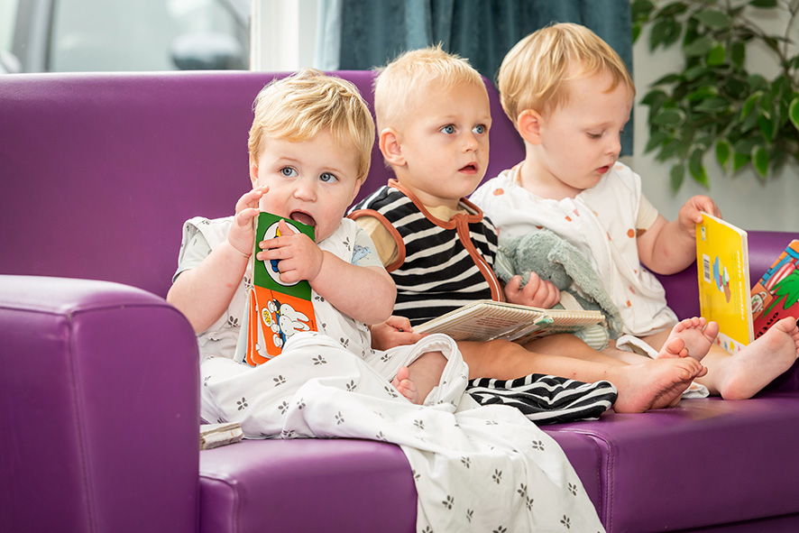 baby's op de bank herfst binnen klein