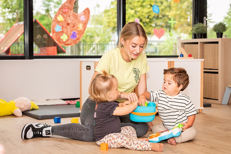 baby's spelen op de grond herfst pm binnen klein