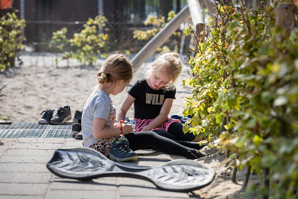 clup voeten in zand lente buiten