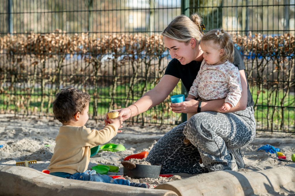 baby's spelen op de grond herfst pm binnen klein