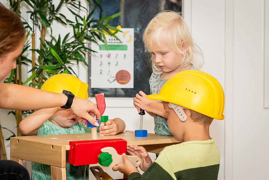 peuter spelen bouwhelm herfst pm binnen klein