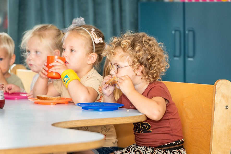 peuters eten drinken herfst binnen klein