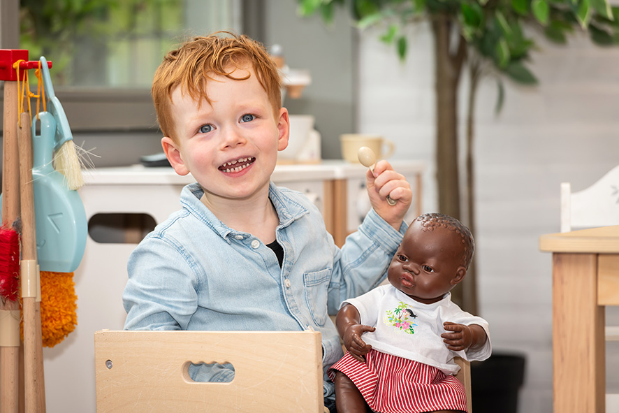 jongetje babypop lachen klein