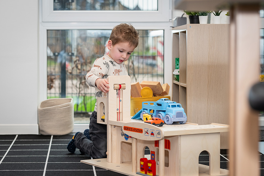 jongetje autostation spelen klein